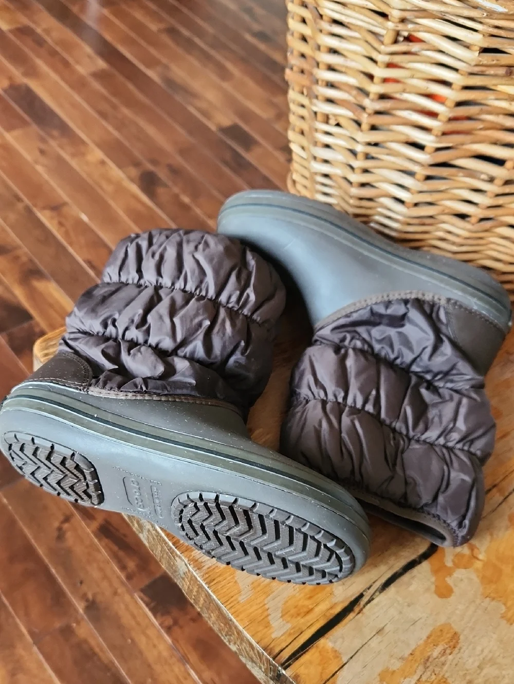 Crocs‎ brown women’s winter snow wate boots women’s size 8 Waterproof